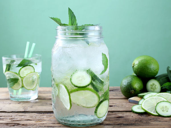 Dùng đồ uống giải độc: Các món đồ uống giải độc là một cách tuyệt vời để làm sạch cơ thể, loại bỏ các độc tố có hại, tăng cường khả năng miễn dịch, cải thiện mức năng lượng và sức khỏe tiêu hóa tốt hơn. Bạn có thể chuẩn bị đồ uống giải độc bằng cách pha nước với chanh và gừng, dưa chuột và bạc hà, cam và chanh hoặc táo và quế.