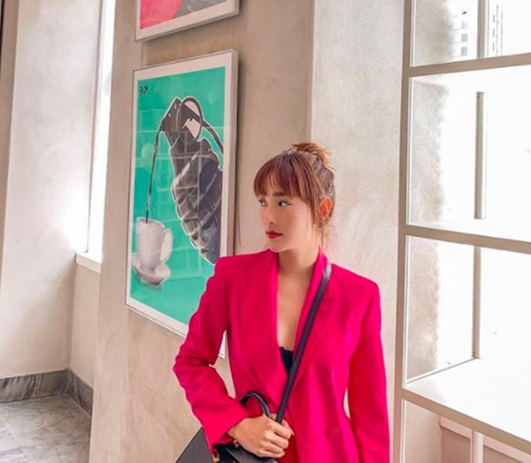 Đó là thành quả của một hành trình ăn uống kiêng khem, thường xuyên tập thể dục của Minh Hằng. Trên trang cá nhân, mỹ nhân tuổi 33 thường xuyên chia sẻ những thói quen giữ dáng và chống lão hóa như uống nước chanh hàng ngày, uống nước cải xoăn, hạn chế tinh bột...