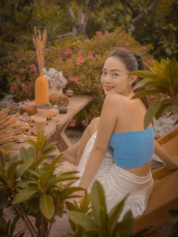 Để dáng thon và da đẹp, Minh Hằng chú trọng việc uống nhiều nước. Nước là rất quan trọng cho cơ thể vì 70% cơ thể con người là nước.