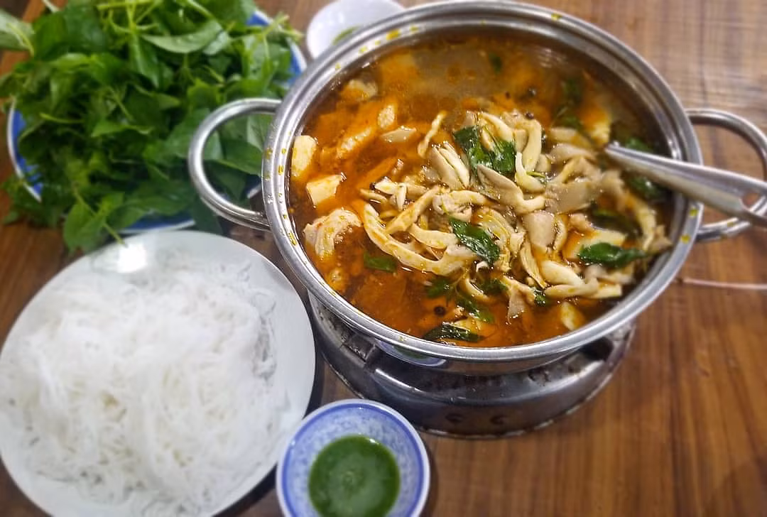 Khi ăn, món lẩu này được dọn ra kèm với 1 dĩa lá é và 1 dĩa bún. Nồi nước lẩu sẽ được đun nóng liên tục, bạn chỉ cần nhúng lá é vào, đợi tái một chút và thưởng thức.