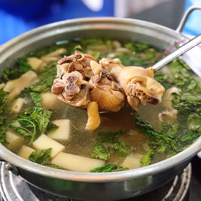 Trước khi nấu, thịt gà sẽ được ướp trước với ớt xiêm, lá é và sả. Người nấu phải ướp lá é vào thịt gà trước, để khi ăn phần thịt gà sẽ thấm vị.