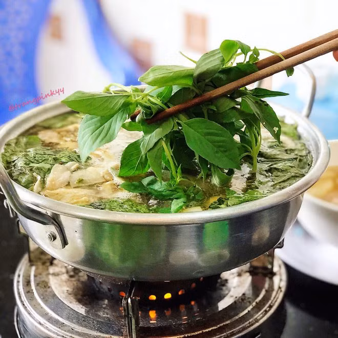 Lẩu gà lá é dù là món lẩu có vị cay, nhưng hầu hết các nguyên liệu của món ăn này đều là các vị thuốc. Chính vì thế, món lẩu này không khó để thưởng thức mà rất ngon miệng và dễ tiêu hoá.