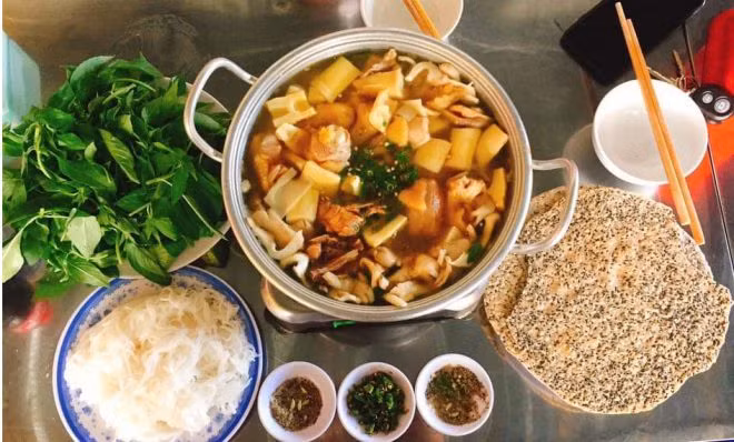 Vị cay của ớt xiêm cũng là một phần không thể thiếu của món lẩu này. Ớt xiêm hay còn gọi là ớt hiểm là loài ớt được trồng nhiều ở vùng rừng núi Tây Nguyên. Loại ớt này ăn không hắc, có công dụng hỗ trợ tiêu hoá và còn là vị thuốc chữa bệnh bao tử, viêm mật.