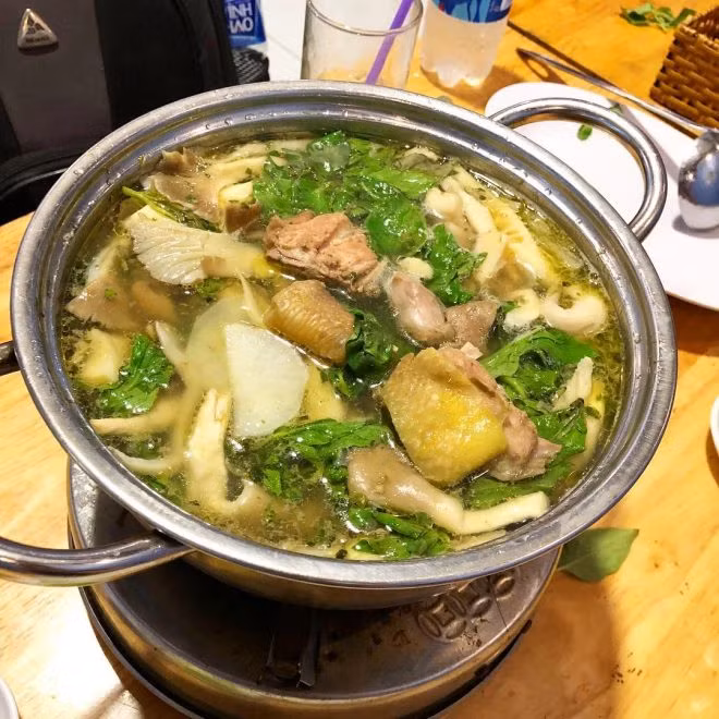 Khác với những loại lẩu khác, lẩu gà lá é không ăn cùng nhiều loại rau khác nhau mà chỉ sử dụng mỗi lá é. Nước lẩu sẽ bao gồm thịt gà, măng, nấm …được nấu chín trước khi đem ra.