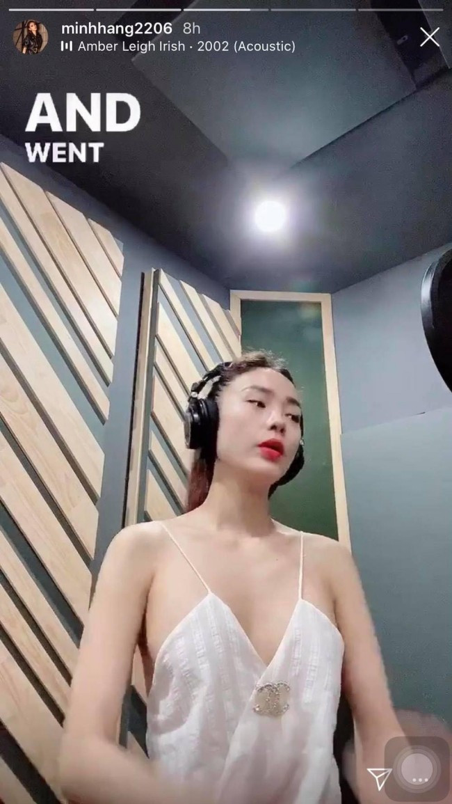 Thậm chí trên sóng livestream, Minh Hằng còn táo bạo mặc áo 2 dây trễ nải không nội y phòng hộ.