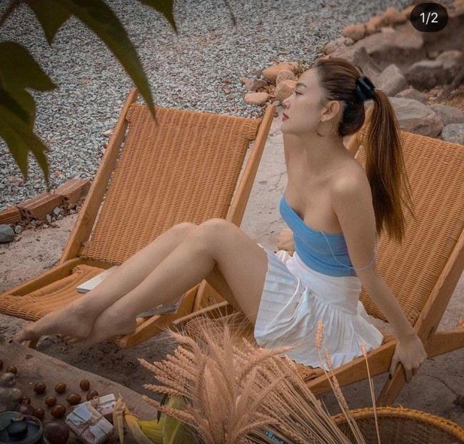 Mình Hằng không ngại mặc áo quây dù vòng 1 khiêm tốn, set đồ trẻ trung như nữ sinh của cô nhận được lời khen của người hâm mộ.