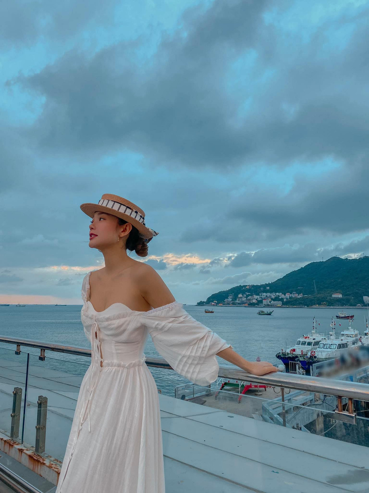 Không chỉ xuất hiện tại sự kiện, phong cách thời trang đời thường của Minh Hằng cũng táo bạo không kém.