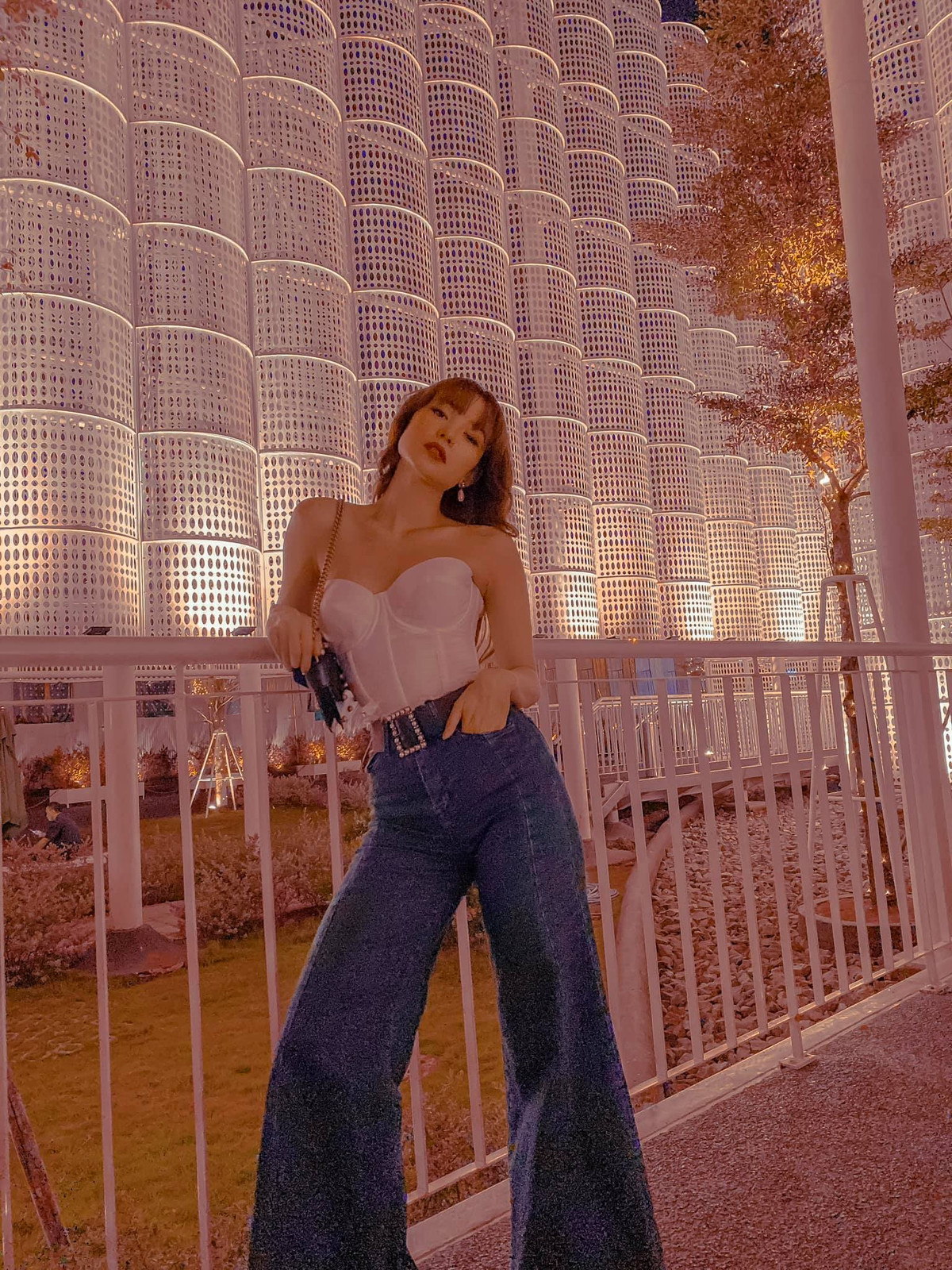 Những mẫu áo cúp ngực tôn vòng 1 thường xuyên được Minh Hằng lăng xê nhiệt tình.