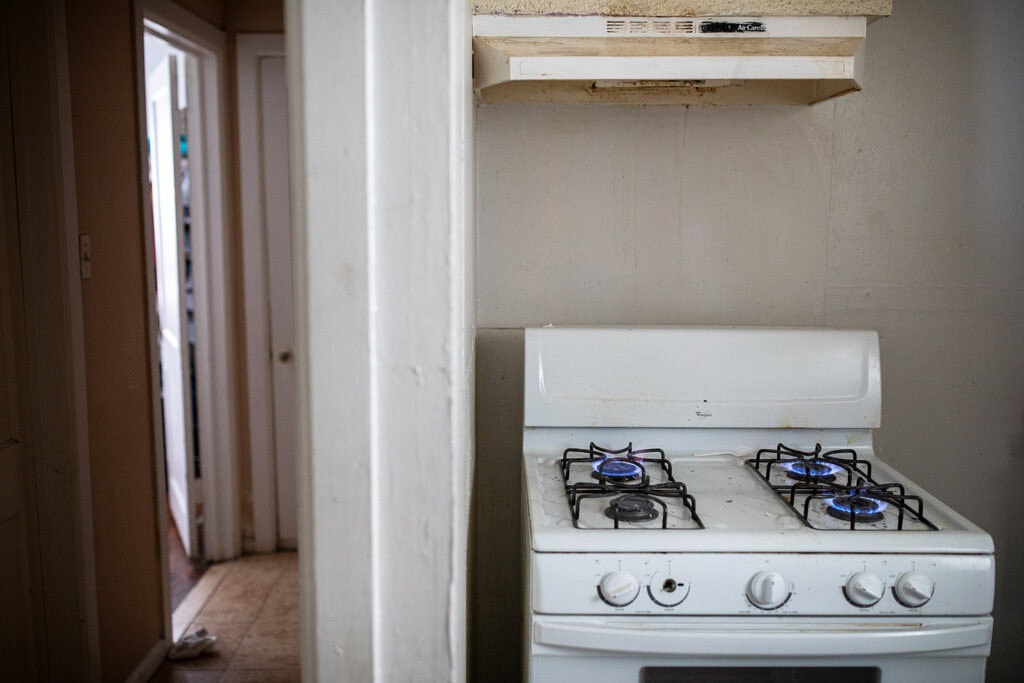 Nguoi dan Texas chet o san sau, trong oto, tham chi tren giuong ngu-Hinh-2