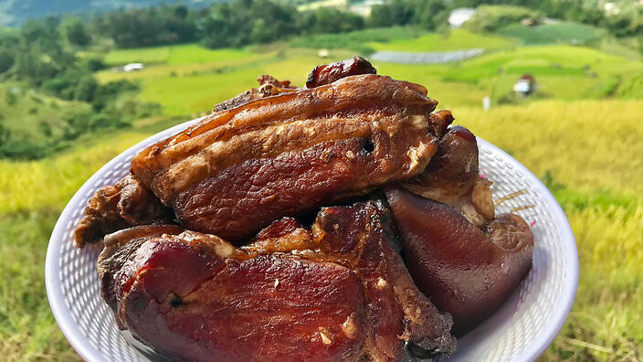 Etag được ưa chuộng đến mức vào tháng 2 hàng năm tỉnh Mountain còn tổ chức lễ hội Etag để vinh danh món thịt đặc sản này.