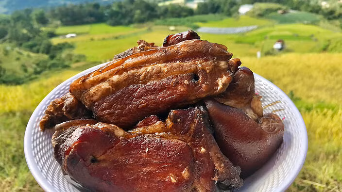 Etag được ưa chuộng đến mức vào tháng 2 hàng năm tỉnh Mountain còn tổ chức lễ hội Etag để vinh danh món thịt đặc sản này.