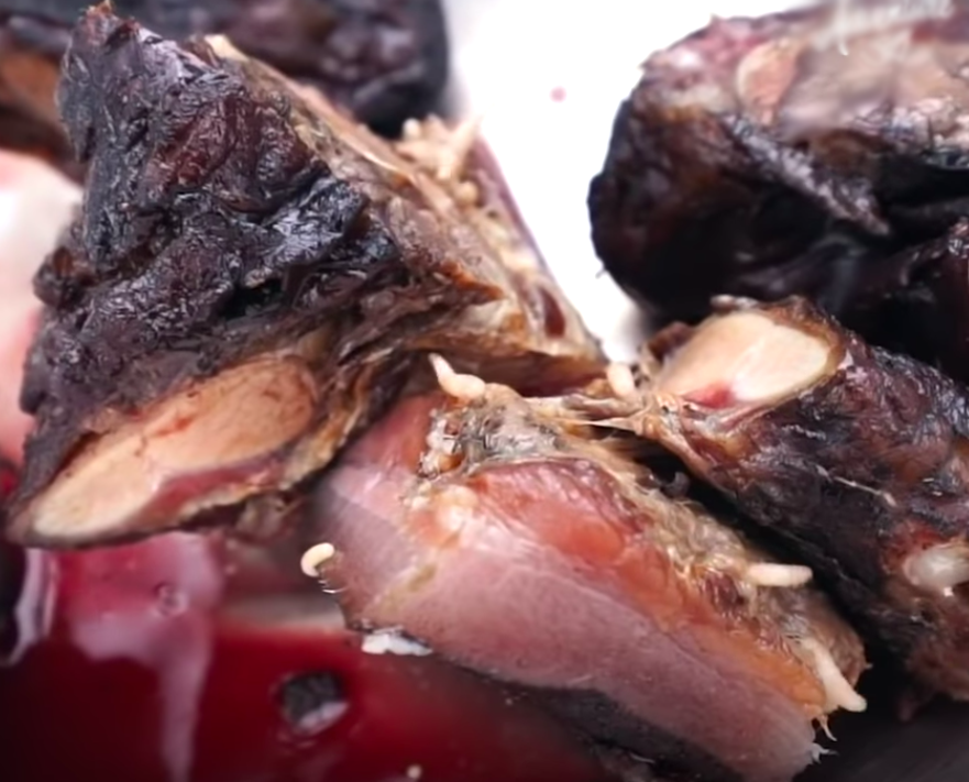 Khi ăn, người ta sẽ dùng dao sắc, chặt thịt heo Etag thành từng miếng nhỏ và đây cũng là lúc những con giòi trắng bắt đầu lúc nhúc chui ra.