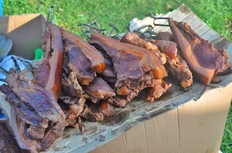 Thông thường, Etag sẽ được rửa sạch và ngâm nước một lát cho đỡ mặn trước khi chế biến. Sau đó món này được nướng để ăn với cơm hoặc để chế biến thành nhiều món khác.