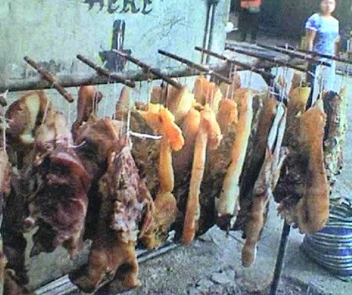 Nói về độ an toàn của món ăn lúc nhúc giòi này, một người dân địa phương cho hay “Chưa ai phải đi bệnh viện vì ăn Etag cả".