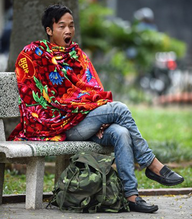 Chăn con công cũng được tận dụng làm trang phục ra phố trong ngày đông lạnh giá. Ảnh: Internet.