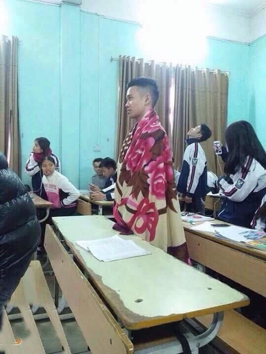 Khoác chăn hoa đi học cũng là chuyện bình thường.