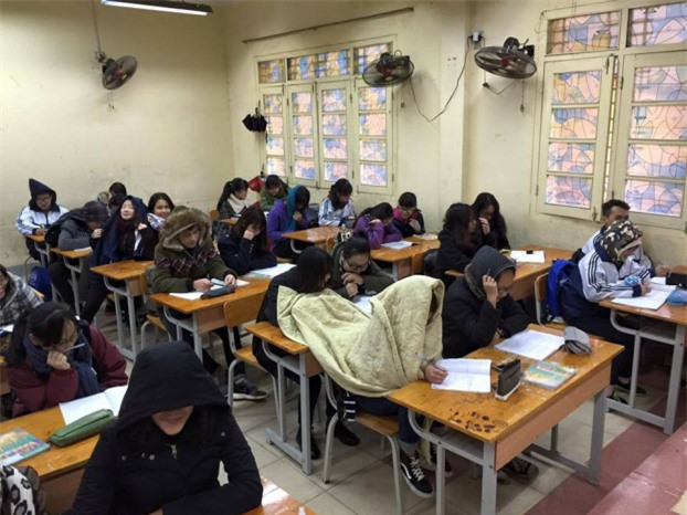 Đối phó với các lạnh miền Bắc, nhiều học sinh đã mang cả chăn lên lớp trùm kín.