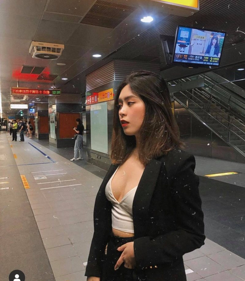 Bell Nguyễn sở hữu vòng 1 tròn đầy, bí quyết gợi cảm trong những trang phục cổ khoét sâu.