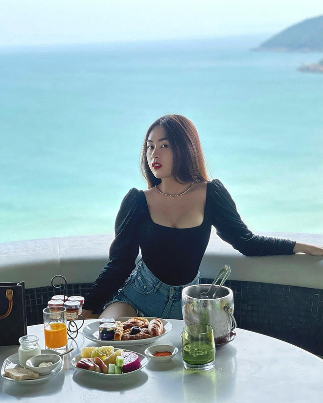 Hot girl trường RMIT Nguyễn Thanh Ngân (nickname Bell Nguyễn, SN 2000) sở hữu gu thời trang nóng bỏng và quyến rũ.