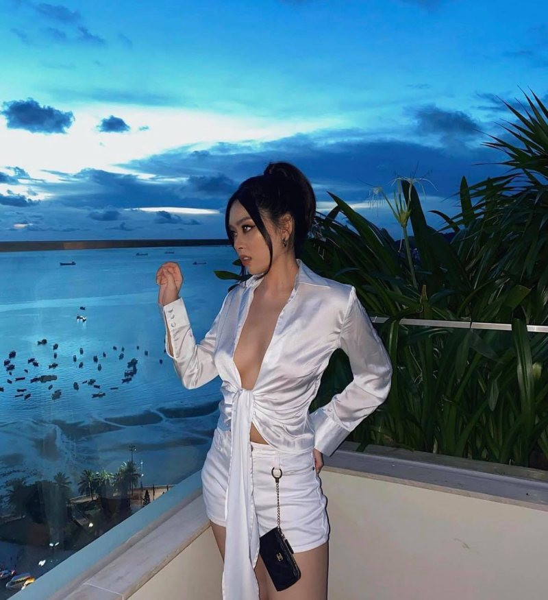 Trên trang cá nhân với hơn 15.000 lượt theo dõi, Bell Nguyễn thường đăng tải hình ảnh check in trong những chuyến du lịch sang chảnh và style ăn mặc gợi cảm.