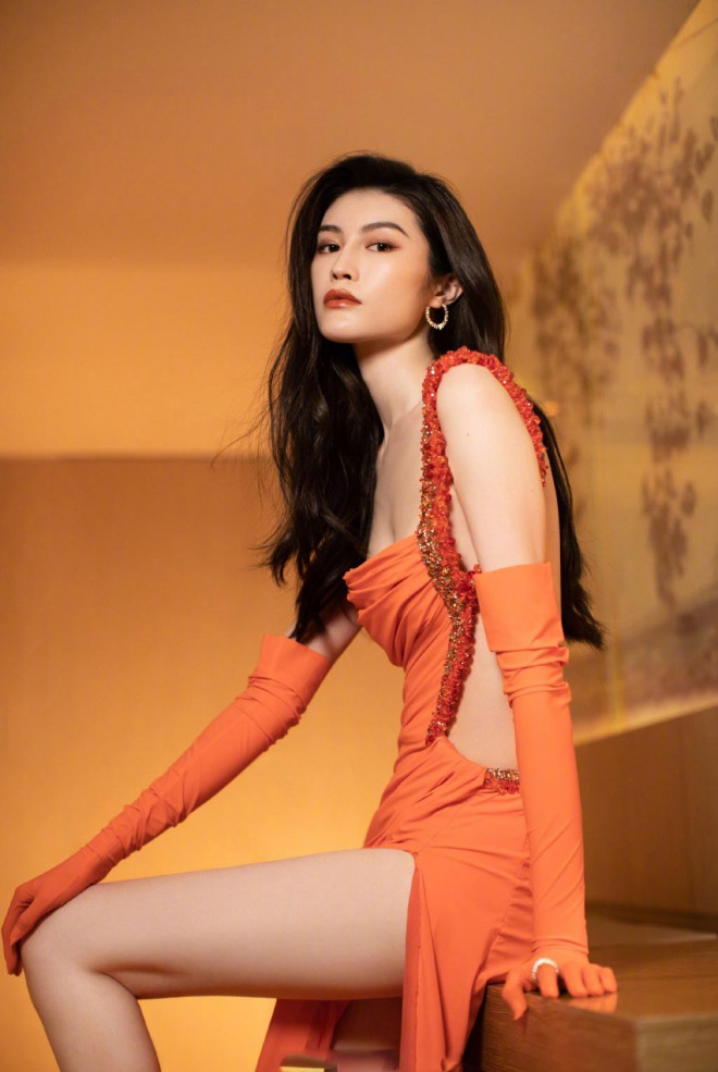 Sui He (Hà Tuệ) quyến rũ tựa nữ thần khi diện các trang phục xẻ cao khoe chân dài. Bộ váy táo bạo hết mức xẻ cao "bất tận", tôn lưng trần nuột nà của người đẹp xứ Trung.