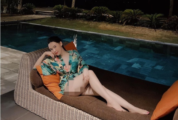 Khi diện bikini, nàng dâu hào môn khiến dân tình không thể không để mắt vì thân hình quá gợi cảm, quyến rũ.