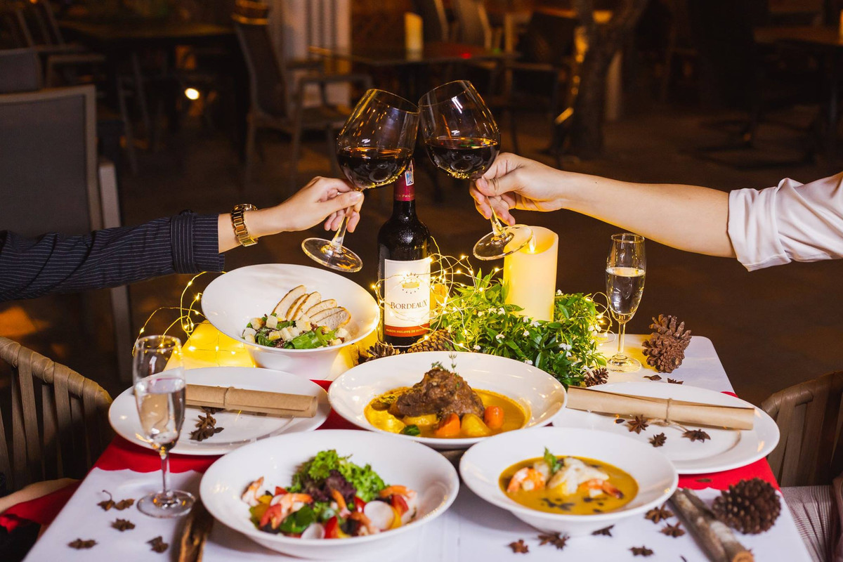 Trò chuyện nhiều với mọi người trong bữa tiệc: Nên tránh xa các quầy thực phẩm trình bày bắt mắt khi dự tiệc. Nếu đó là tiệc buffet, bạn chỉ nên lấy một ít thức ăn vào đĩa, dùng vừa đủ no rồi tập trung trò chuyện, làm quen với nhiều người bạn mới. Điều này giúp bạn mở rộng mối quan hệ và không sợ nạp quá nhiều năng lượng vào cơ thể.