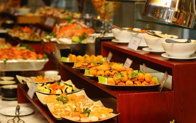 Ăn nhẹ trước món chính: Ăn nhẹ trước sẽ giúp cơ thể giảm đến 10% lượng calo từ món ăn chính, vì các chị em sẽ cảm thấy no khi ăn vặt. Do đó không thấy muốn ăn các món chính quá nhiều.