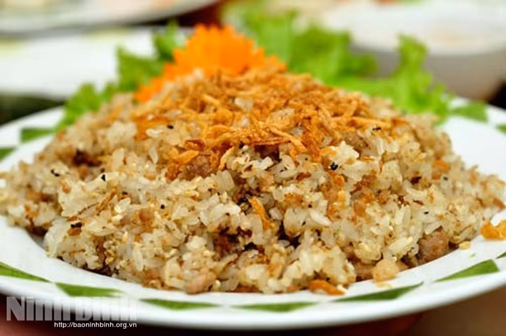 Xôi trứng kiến Nho Quan là món ngon từ trứng kiến rất lạ và đặc biệt mà không phải ai cũng biết đến. Đây là món đặc sản rất quý hiếm của vùng Nho Quan, Ninh Bình, mà khi một lần thưởng thức bạn sẽ nhớ mãi hương vị tuyệt vời của nó.