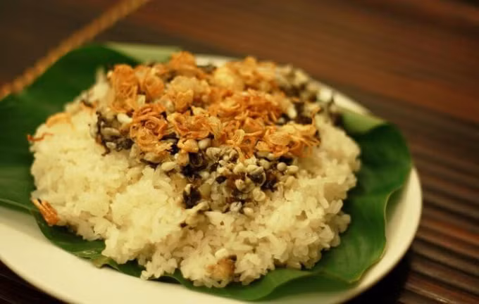 Khi xôi chín, người ta sẽ xới xôi lên và cho ra đĩa, rồi trộn đều với trứng kiến rồi rắc thêm chút mỡ hành để tăng độ thơm béo cho món ăn. Có người sẽ để một lớp trứng kiến riêng trên mặt xôi chứ không trộn đều. Khi ăn, bạn sẽ phải dùng tay lấy một ít xôi, quệt thêm chút trứng kiến rồi từ từ thưởng thức.