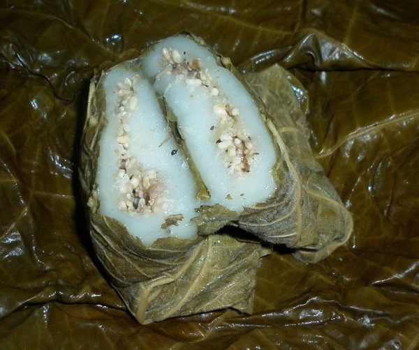 Bột làm bánh này là bột gạo nếp nương, pha thêm chút bột gạo tẻ để cân bằng độ mềm và dẻo. Bột làm bánh được nhào cũng nước đến khi vừa đủ độ mịn thì đem cán mỏng thành hình vuông, dày khoảng nửa phân vào ốp lên chiếc lá vả.