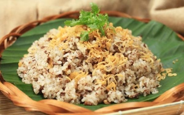 Món xôi trứng kiến ban đầu chỉ là món ăn dân dã của đồng bào Mường, tuy nhiên, do hương vị cũng như quy trình chế biến đặc biệt của nó, món ăn này dần hoàn thiện, nâng lên thành hàng "đặc sản".