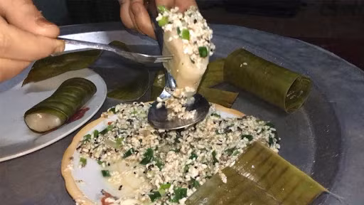 Nhân trứng kiến sẽ được xào chín cùng hành khô, thịt lợn băm, lá kiệu và một ít lạc. Phần nhân này được cho vào giữa miếng bột vừa cán, sau đó ốp lá vả để gấp bột lại rồi gói lá lại để cố định nhân bên trong, đảm bảo cả bột và nhân trúng kiến không bị hở hay đổ ra ngoài.