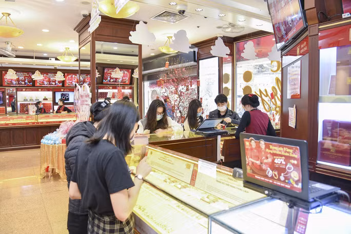 Truoc ngay Than Tai, trau vang 9999 tran ngap thi truong