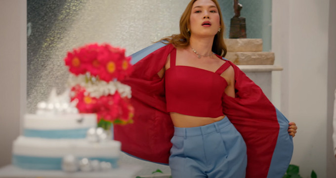 Cuối cùng, Mỹ Tâm quyết buông bỏ. Cô cởi phăng chiếc áo khoác, lộ đường cong lấp ló tạo nên một hình ảnh nữ quyền ấn tượng như chứng minh cho việc phụ nữ phải tự tìm đường thoát khỏi một chuyện tình đã đi vào ngõ cụt.