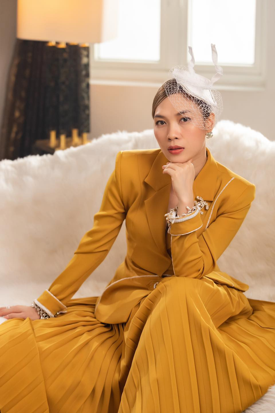 Mỹ Tâm diện nhiều bộ vest màu sắc khác nhau thể hiện sự thanh lịch và nữ quyền.