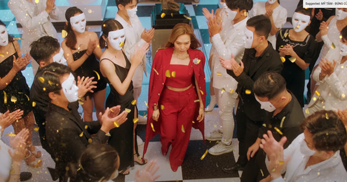 Những bộ cánh sành điệu của nàng tiểu thư kiêu kỳ trong MV khiến nhiều người hâm mộ thích thú.