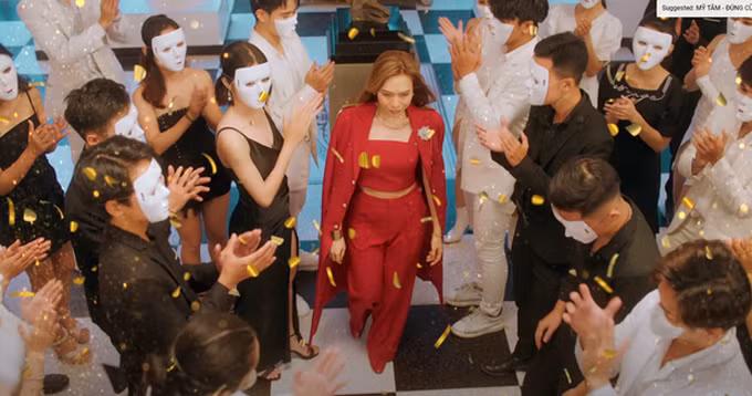 Những bộ cánh sành điệu của nàng tiểu thư kiêu kỳ trong MV khiến nhiều người hâm mộ thích thú.