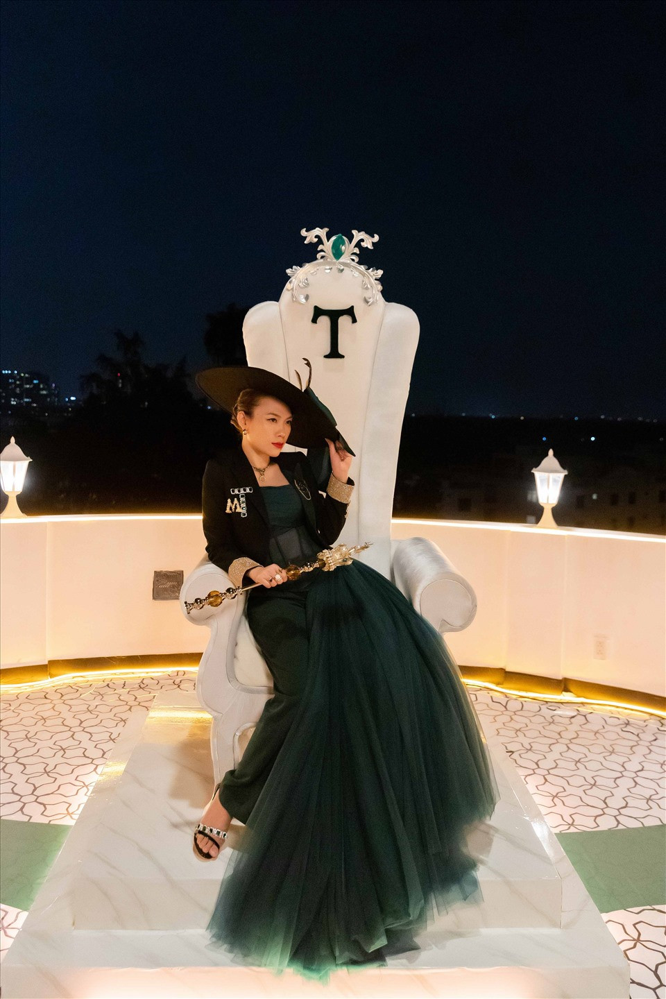 Việc sử dụng nhiều trang phục, phụ kiện cho từng cảnh quay thể hiện dụng ý của nữ ca sĩ nhằm thể hiện sự biến chuyển trong tâm lý của một cô gái sống nhẫn nhịn trong im lặng để bảo vệ hạnh phúc của mình thành một nữ hoàng quyền lực được tôn sùng.