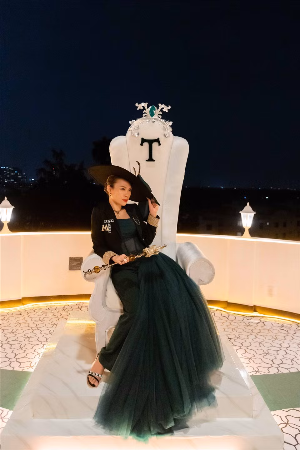 Việc sử dụng nhiều trang phục, phụ kiện cho từng cảnh quay thể hiện dụng ý của nữ ca sĩ nhằm thể hiện sự biến chuyển trong tâm lý của một cô gái sống nhẫn nhịn trong im lặng để bảo vệ hạnh phúc của mình thành một nữ hoàng quyền lực được tôn sùng.