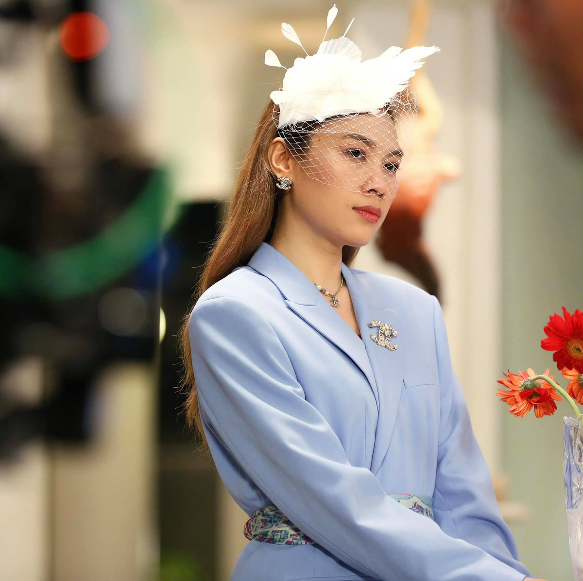 Ở mỗi cảnh quay, Mỹ Tâm xuất hiện với một trang phục sành điệu vô cùng ấn tượng.