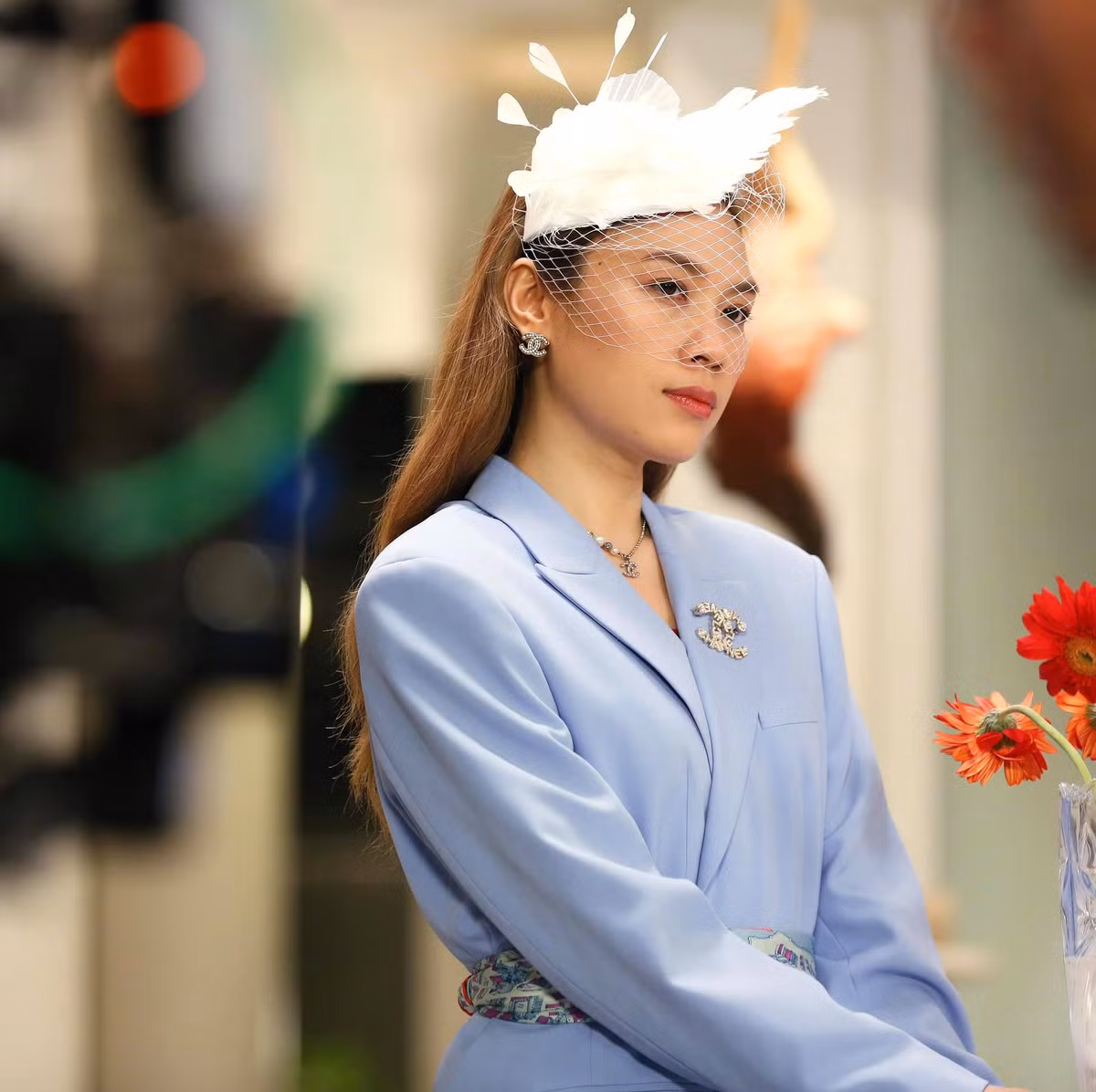 Ở mỗi cảnh quay, Mỹ Tâm xuất hiện với một trang phục sành điệu vô cùng ấn tượng.