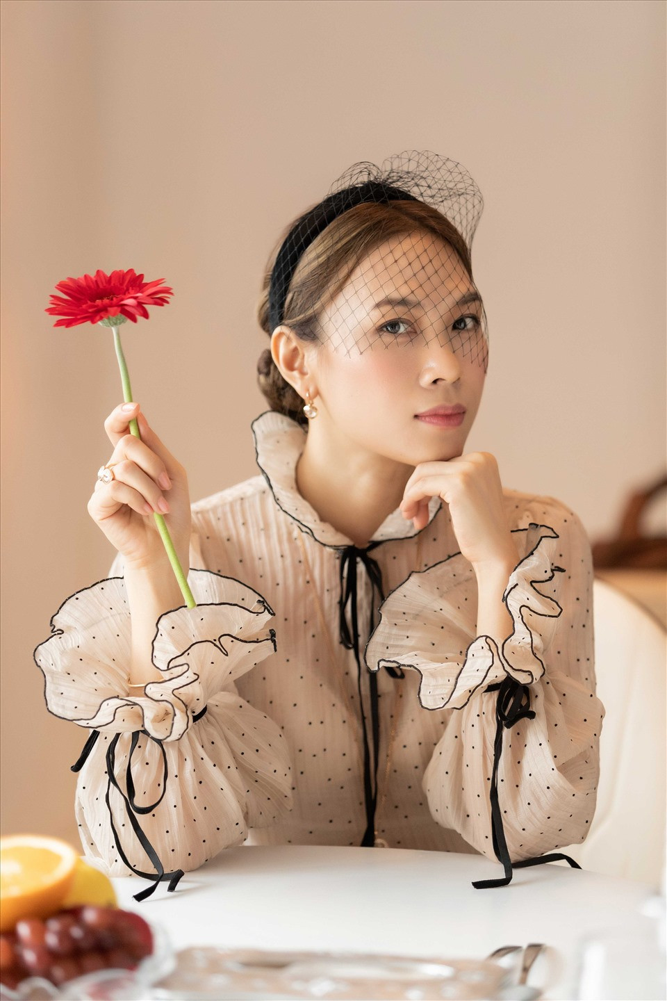 Trong MV, nữ ca sĩ sinh năm1981 hóa thân thành một tiểu thư xinh đẹp sở hữu mọi thứ, từ nhan sắc vạn người mê đến quyền lực tối thượng nhưng lại phải chứng kiến sự thay đổi tình cảm của người yêu dành cho mình.