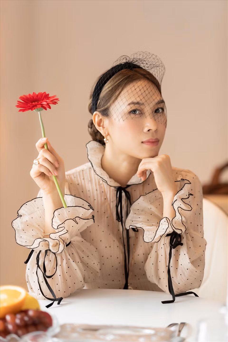 Trong MV, nữ ca sĩ sinh năm1981 hóa thân thành một tiểu thư xinh đẹp sở hữu mọi thứ, từ nhan sắc vạn người mê đến quyền lực tối thượng nhưng lại phải chứng kiến sự thay đổi tình cảm của người yêu dành cho mình.