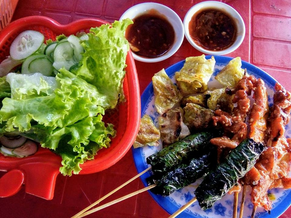 Thực tế, xỏ lòi chính là các món ăn vặt quen thuộc gồm thịt xiên nướng, bò cuộn lá lốt và chả. Thịt xiên nướng và bò cuộn lá lốt chắc không còn quá xa lạ với nhiều người nhưng xiên chả thì khá đặc biệt.