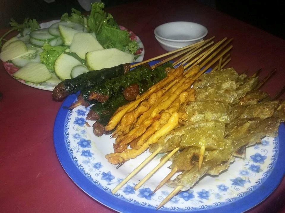 Dọc theo đường bờ biển Tuy Hòa bạn sẽ thấy rất nhiều hàng quán bên lề đường nghi ngút khói. Trên vỉ nướng là những xiên xỏ lòi thơm nức khó cưỡng.