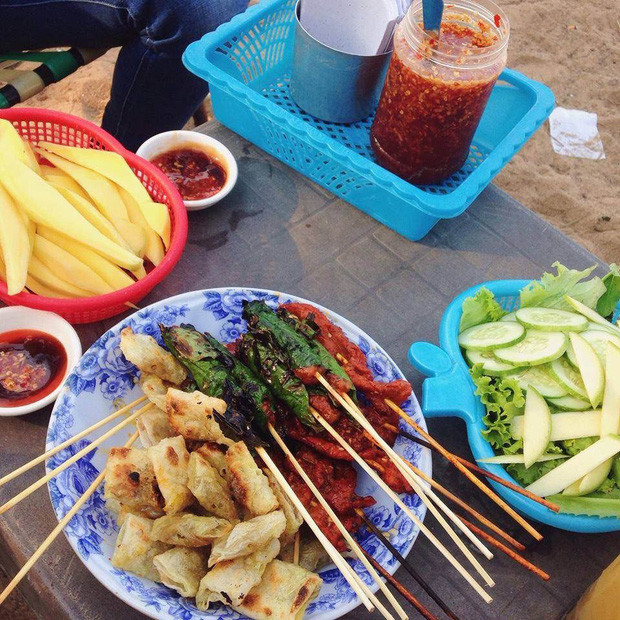 Nguyên liệu để tạo nên một xiên chả đúng chuẩn Phú Yên là thịt heo băm nhuyễn được chế biến vừa miệng, cuộn bên ngoài là lớp bánh đa.