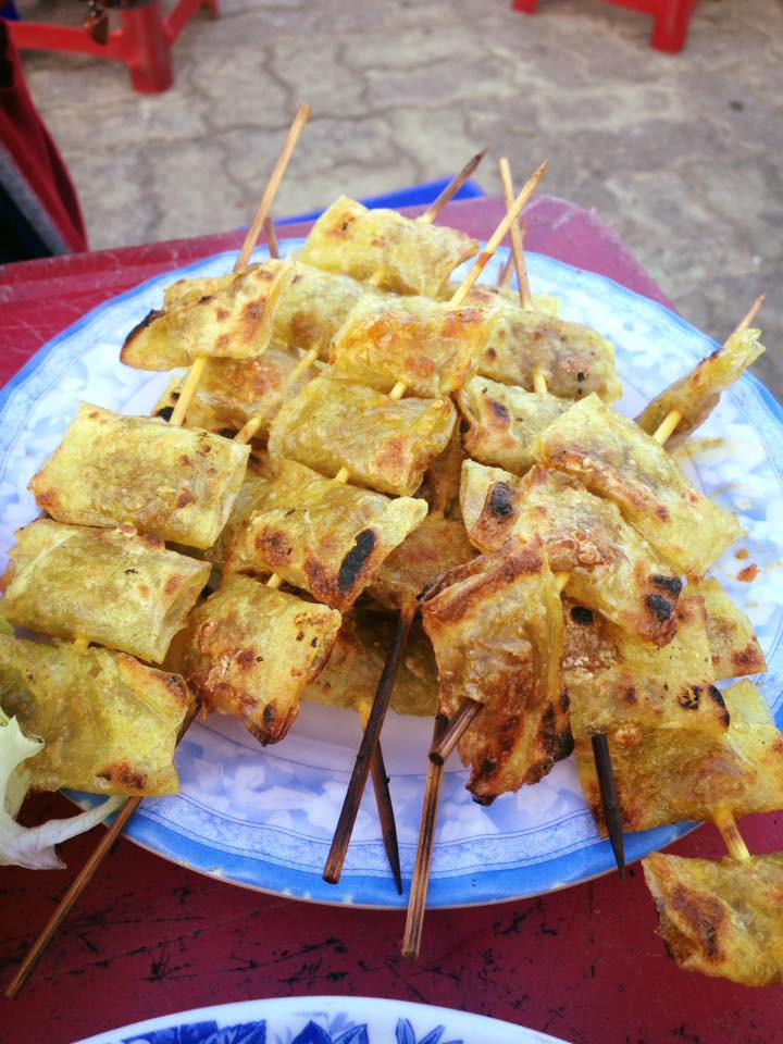 Mỗi chiều tối, dọc theo đường bờ biển Tuy Hòa, bạn sẽ bắt gặp những hàng ven đường đang nghi ngút tỏa hương. Mùi thơm của những xiên xỏ lòi lan tỏa làm người ta bất giác phải dừng chân lại mà thưởng thức.