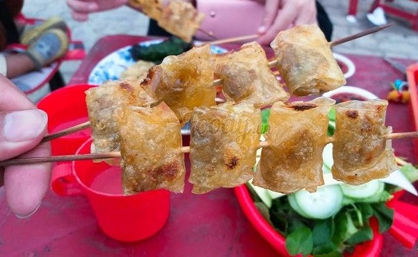 Với giá chỉ từ 2.000 đồng/xiên, chắc hẳn du khách sẽ không thể bỏ qua món ăn vặt này khi đặt chân đến mảnh đất được mệnh danh là xứ "Hoa vàng cỏ xanh".