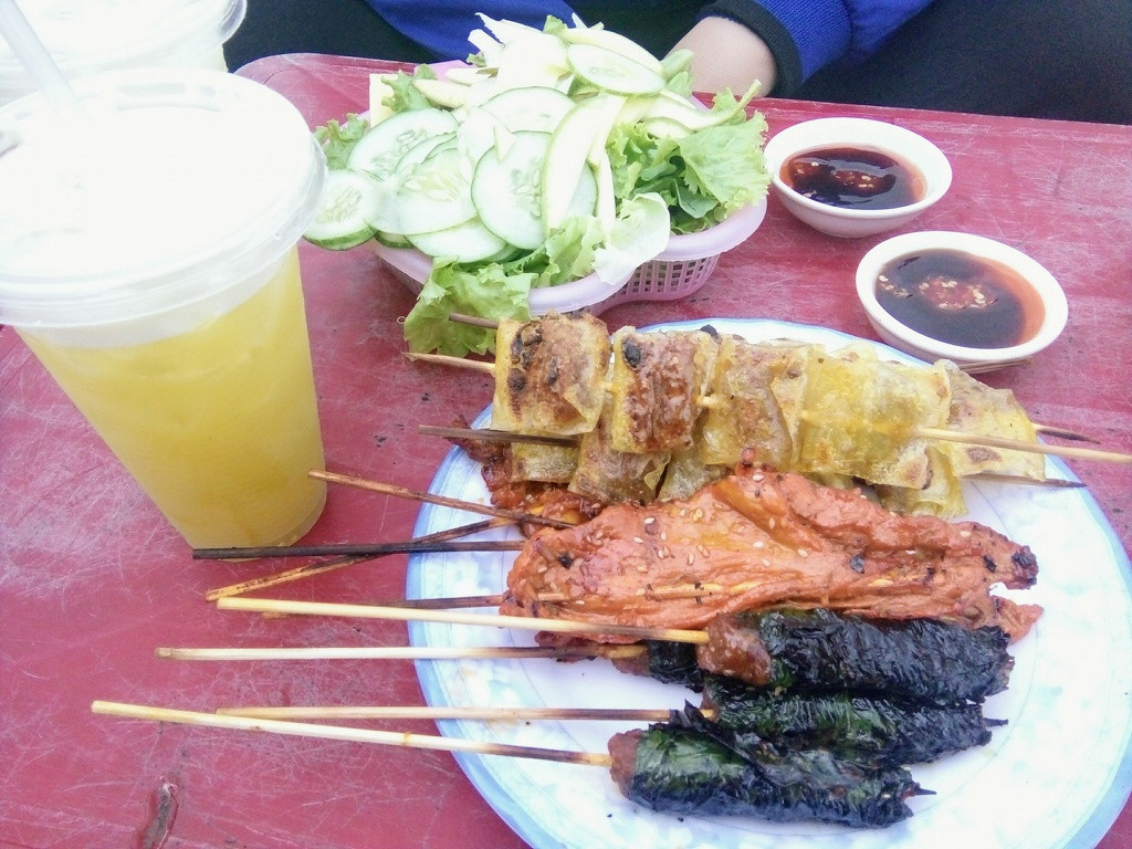 Không giống những nơi khác, bánh đa Phú Yên được tráng một lớp dày nên khi nướng lên, chả ăn có vị thơm và giòn tan trong miệng.